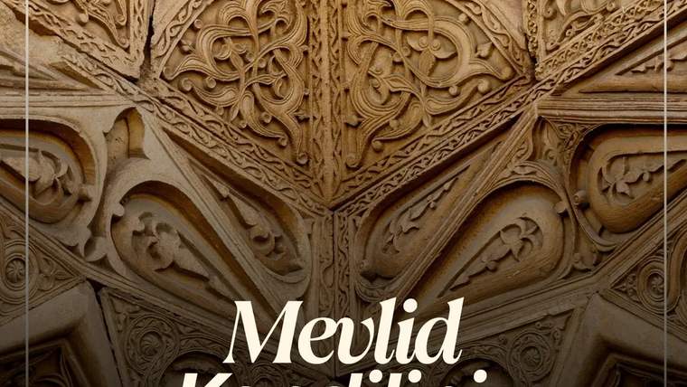 İşlemeli ahşap süslemeler önünde, görselin ortasında “Mevlid Kandiliniz” yazısı yer alıyor.