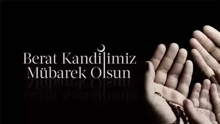 Siyah zemin üzerinde Berat Kandili kutlama yazısı ve tesbih tutan açık eller görülüyor.