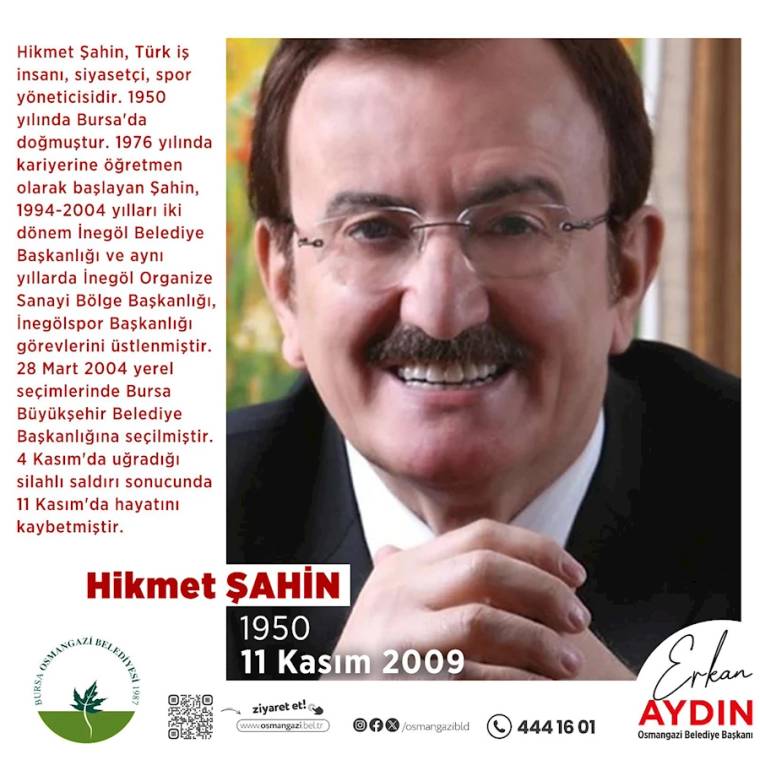 Anma grafiğinde gözlüklü, bıyıklı bir erkeğin portresi ile “Hikmet Şahin” adı ve 1950-2009 tarihleri yer alıyor.
