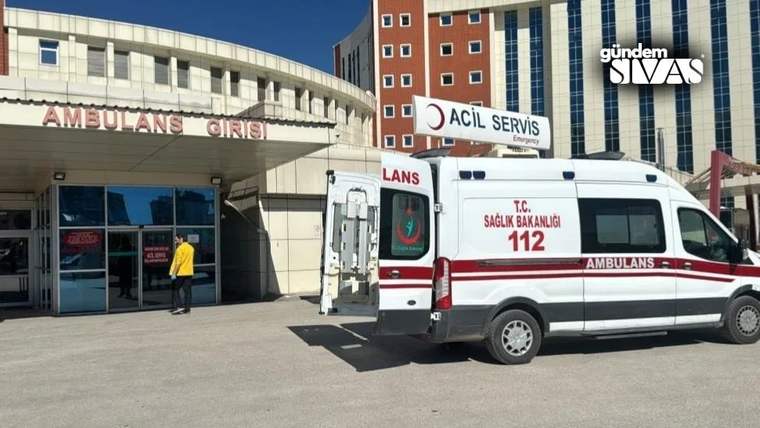 Acil servis girişinin önünde bir ambulans duruyor, bir kişi içeri giriyor.