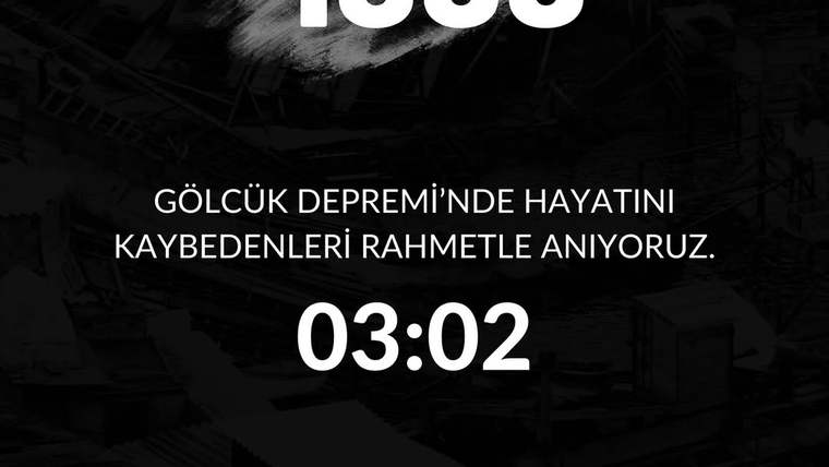 Siyah arka planda 1999 ve 03:02 yazıları ile Gölcük depreminde hayatını kaybedenleri anan mesaj yer alıyor.