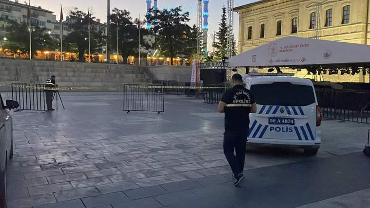Kongre Müzesi önünde güvenlik önlemleri alınmış, polis aracı ve görevli personel görünüyor.