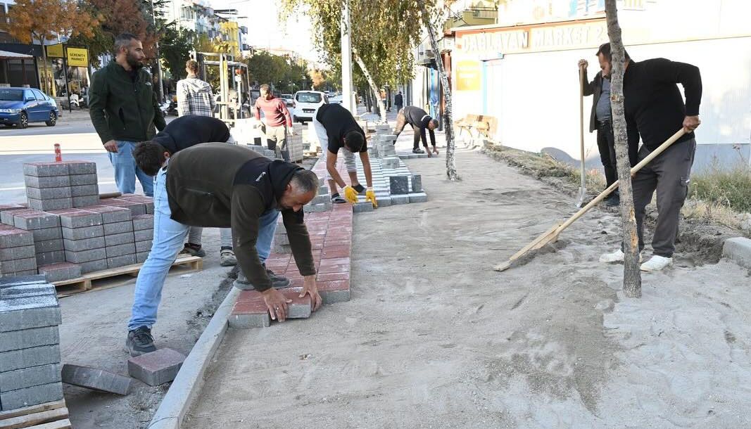 Isparta'da sokak ve caddelerde kaldırımlar yenileniyor