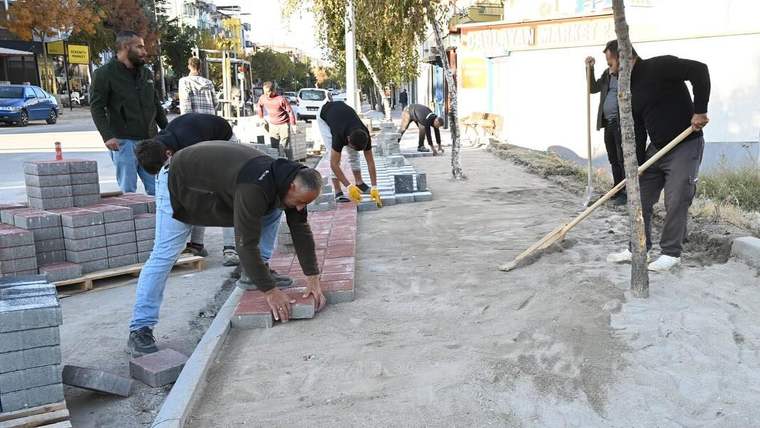 Isparta'da sokak ve caddelerde kaldırımlar yenileniyor