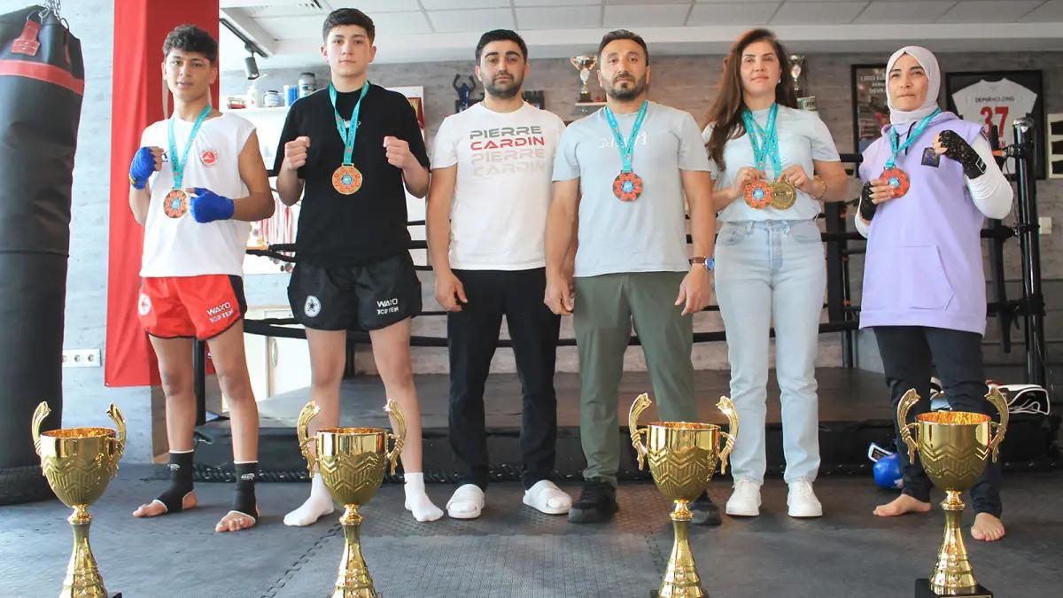 Sivaslı Kick Boksçular Dünya Kupası’nda Tarih Yazdı: 4 Kupa ve 5 Madalya ile Döndüler
