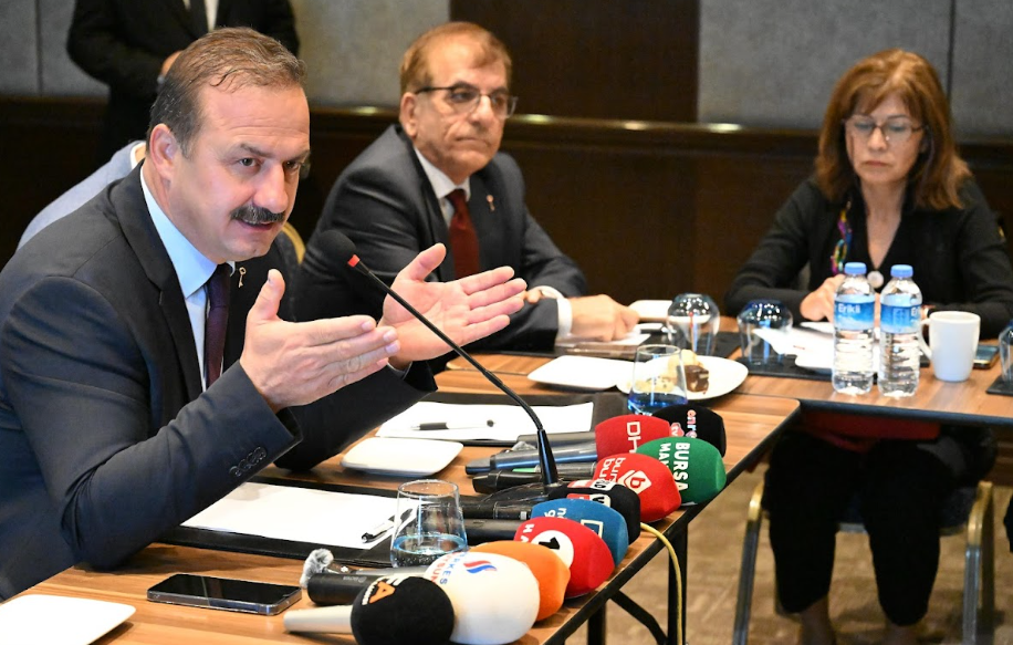 Yavuz Ağıralioğlu'ndan teğmenlerin kılıç yemini üzerine çarpıcı açıklamalar
