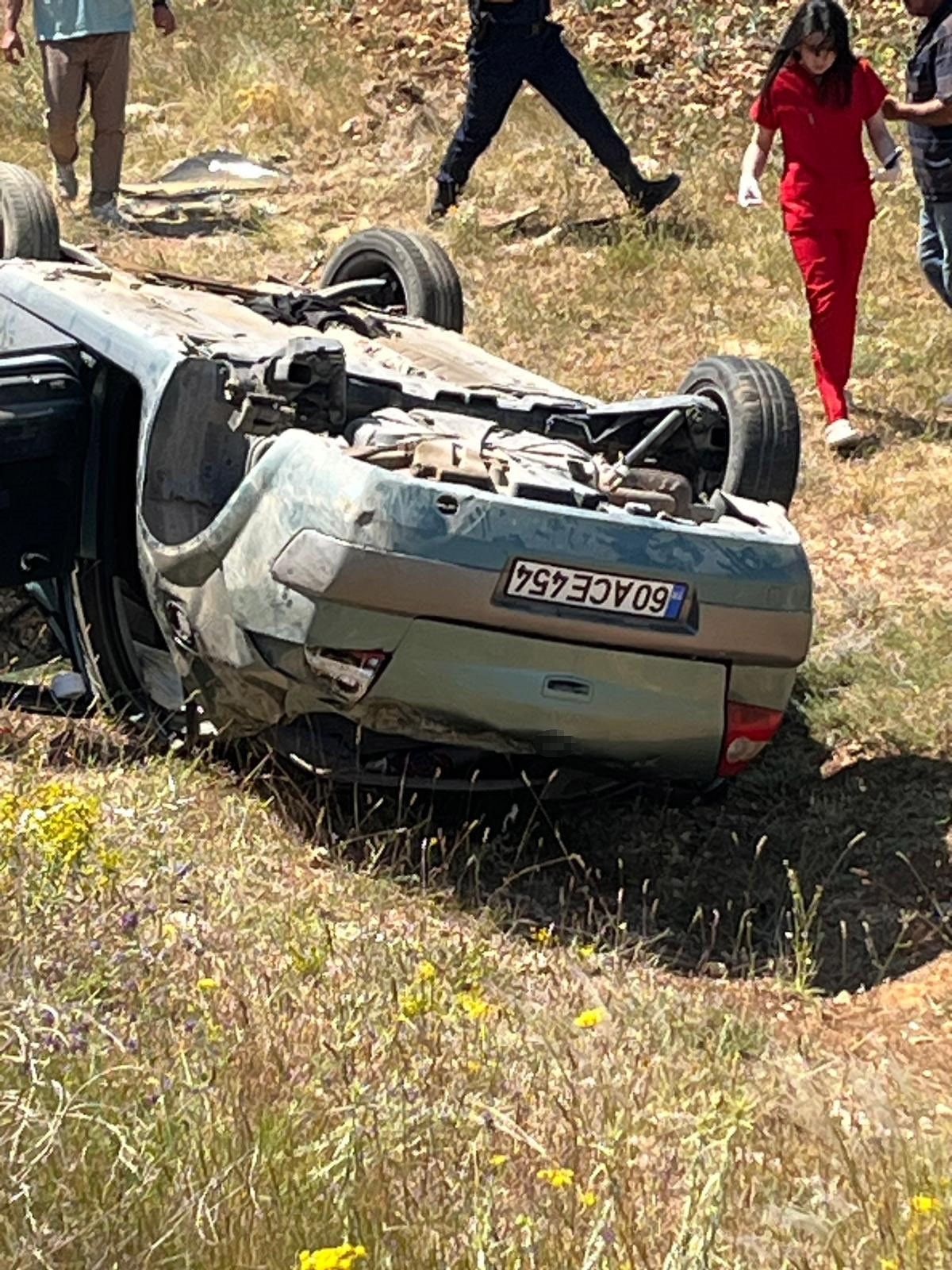 Sivas’ta Direksiyon Hakimiyetinin Kaybedilmesi Sonucu Otomobil Şarampole Uçtu: 2 Yaralı