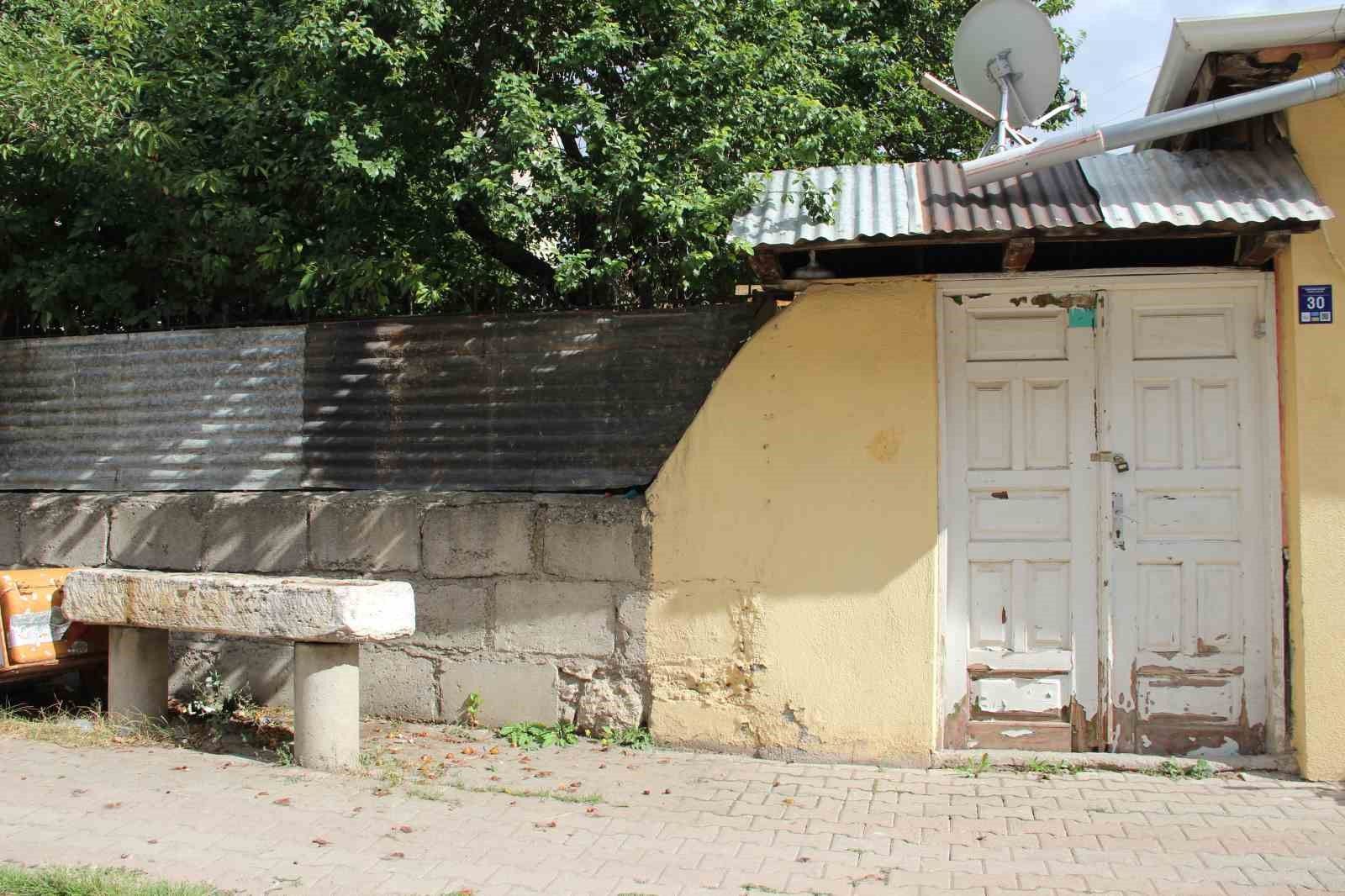Sivas’ta musalla taşı cami bahçesi yerine kaldırımda bekliyor