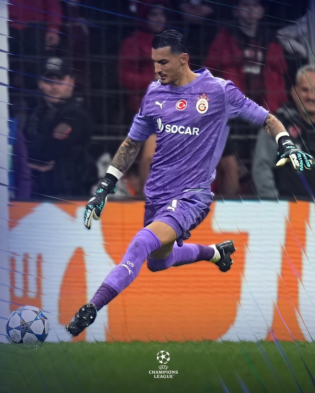 Mor kaleci forması giymiş bir futbolcu, kaleye doğru koşuyor.