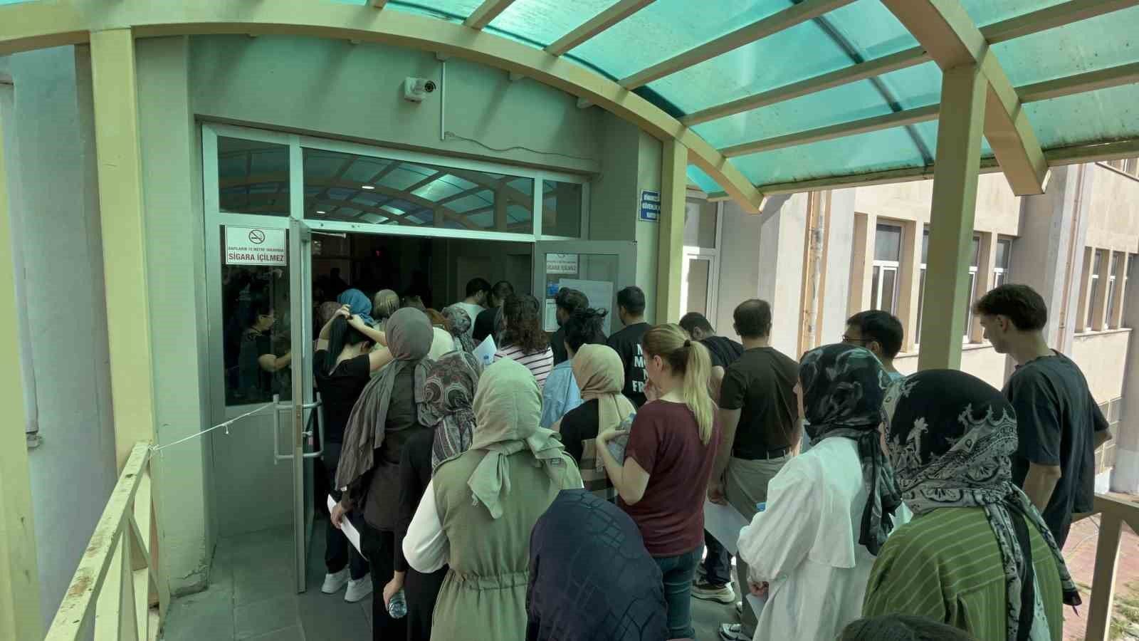 “İçim rahat etmedi” diyen anne, kızının sınavına hastaneden geldi