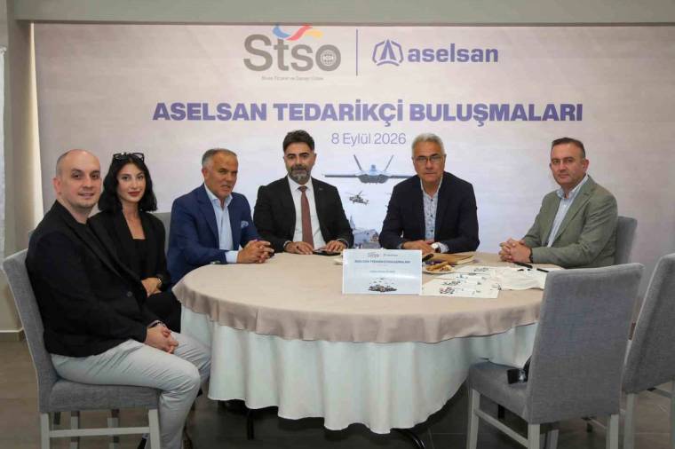 ASELSAN Tedarikçi Buluşmaları yazılı panonun önünde, yuvarlak masa çevresinde altı kişi oturuyor.
