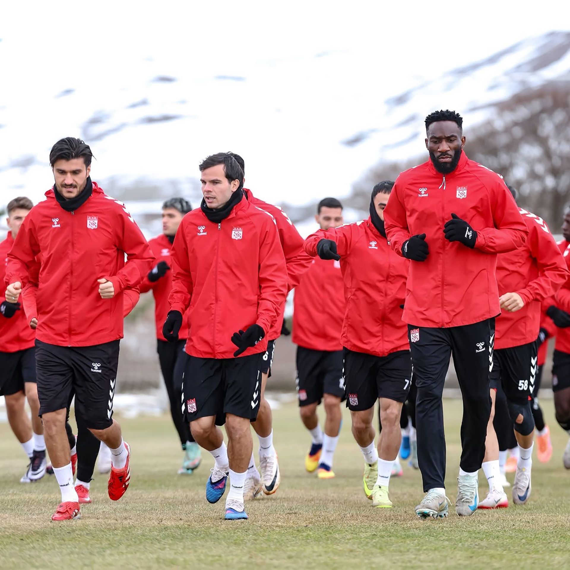 Özbelsan Sivasspor Sarıyer Deplasmanı İçin Sahaya İndi: Yiğidolar Kritik Maça Kilitlendi