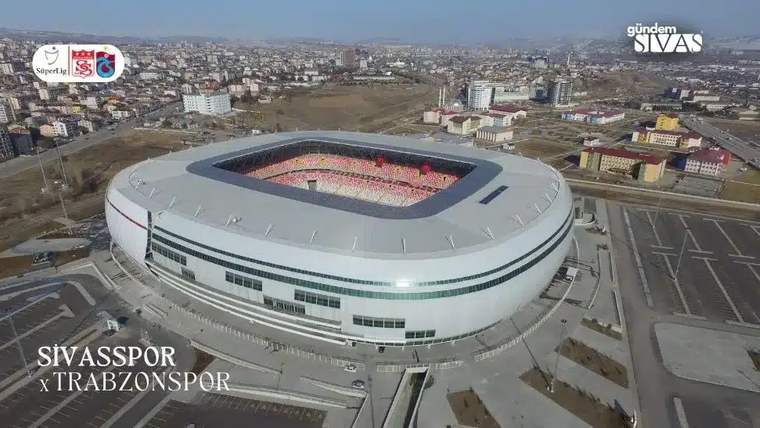 Sivasspor ve Trabzonspor'un logolarının bulunduğu, stadyumun havadan görünümü.