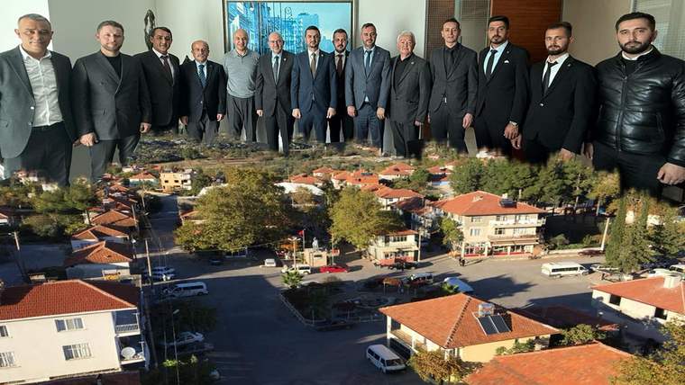 Bir salonda yan yana duran erkekler, alt bölümde ise ağaçlı bir yerleşim alanının hava görüntüsü görülüyor.