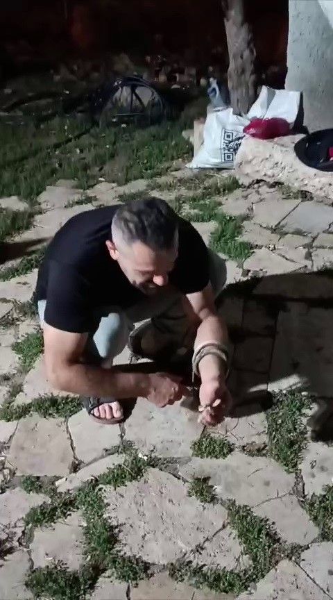 Çay sohbeti sürerken bahçede neyle karşılaştı?