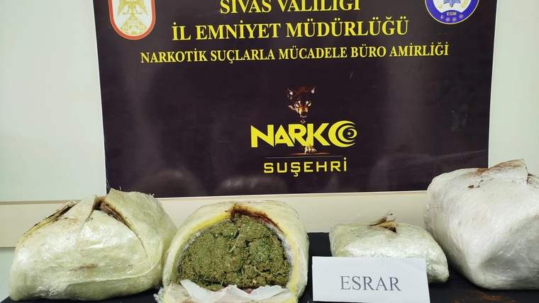Sivas’ta 5 Kilo 100 Gram Esrar Ele Geçirildi: 2 Kişi Tutuklandı