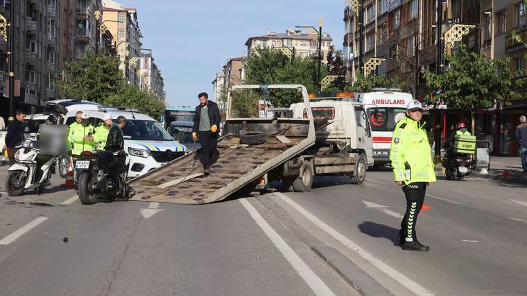 Şehir caddesinde motosikletler, çekici kamyoneti ve ambulans çevresinde reflektörlü kıyafetler giyen kişiler görülüyor.