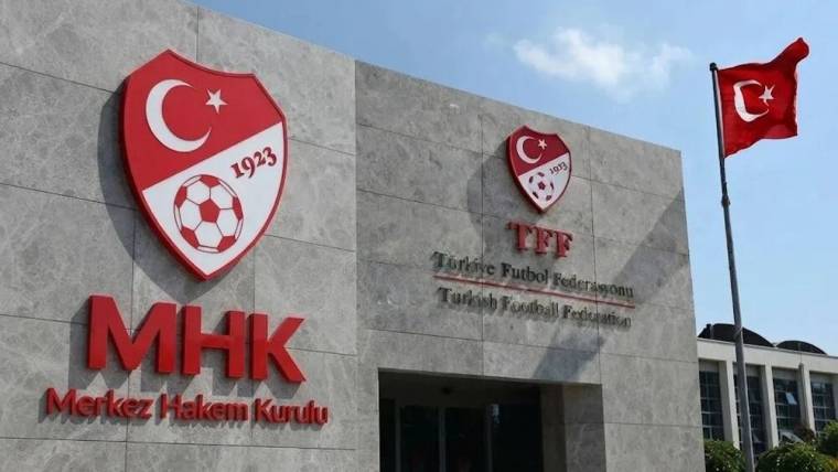 Türkiye Futbol Federasyonu binasının duvarında MHK arması ve yazısı, yanında dalgalanan Türk bayrağı görülüyor.