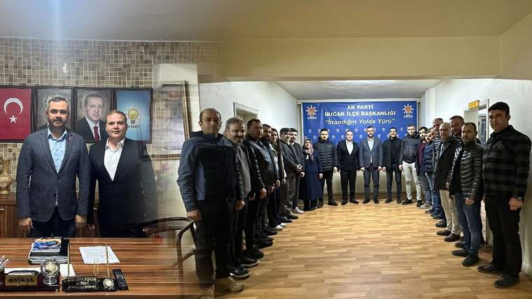 AK Parti Bucak İlçe Başkanlığı'nda bir grup insan, yeni belde başkanını karşılıyor.