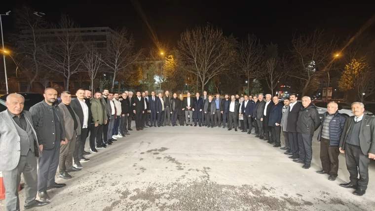 İftar programında bir araya gelen muhtarlar ve ETSO Başkanı Alan, açık alanda poz veriyor.