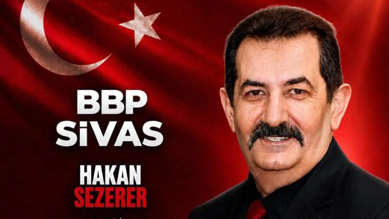 Türk bayrağı zemininde “BBP Sivas” ve “Hakan Sezer” yazılarıyla bıyıklı bir erkeğin portresi yer alıyor.