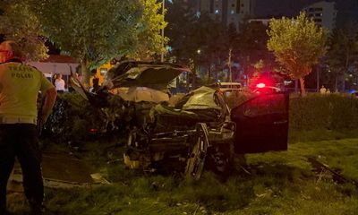 Tramvay Yoluna Uçan Otomobil Hurdaya Döndü: 1 Ölü, 1 Yaralı