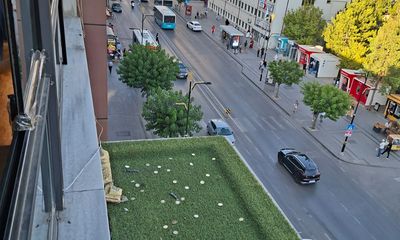 Sivas'ta Para Yağmuru! İstasyon Caddesi'ndeki Kafenin Balkonu Dilek Noktası Oldu
