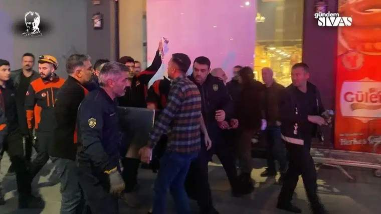 Kıyma makinesi kazasında yaralanan bir kişi, sağlık ekipleri tarafından taşınıyor.