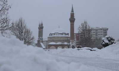 Sivas’ta Kar Masalı: Cumhuriyet Meydanı Beyaza Büründü, Kentte Nostaljik Kış Manzaraları Oluştu