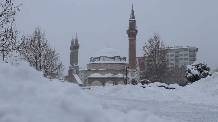 Sivas’ta Kar Masalı: Cumhuriyet Meydanı Beyaza Büründü, Kentte Nostaljik Kış Manzaraları Oluştu