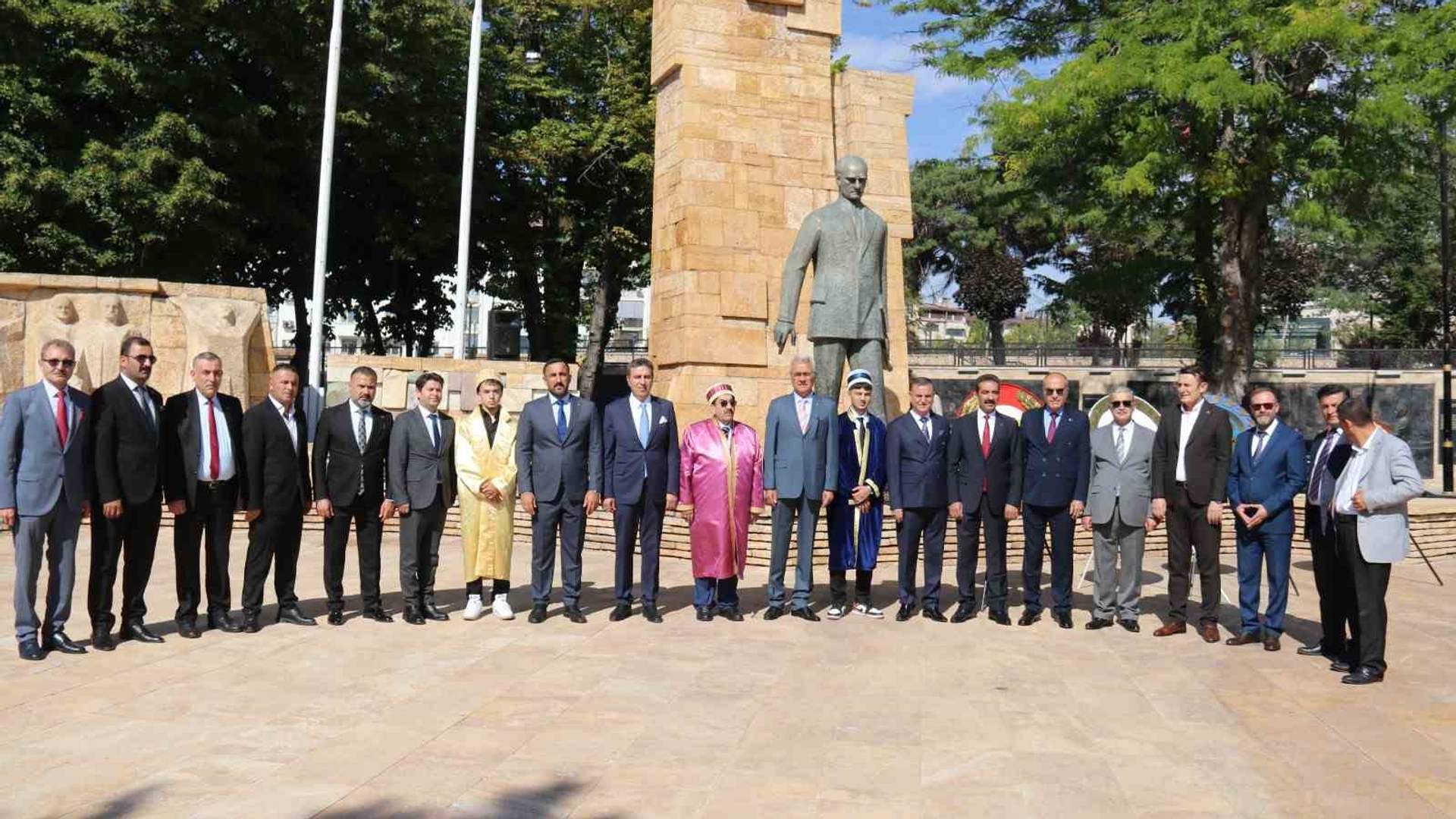 Sivas’ta Ahilik Haftası, esnaf ve meslek kuruluşlarının katıldığı çelenk töreniyle başladı.