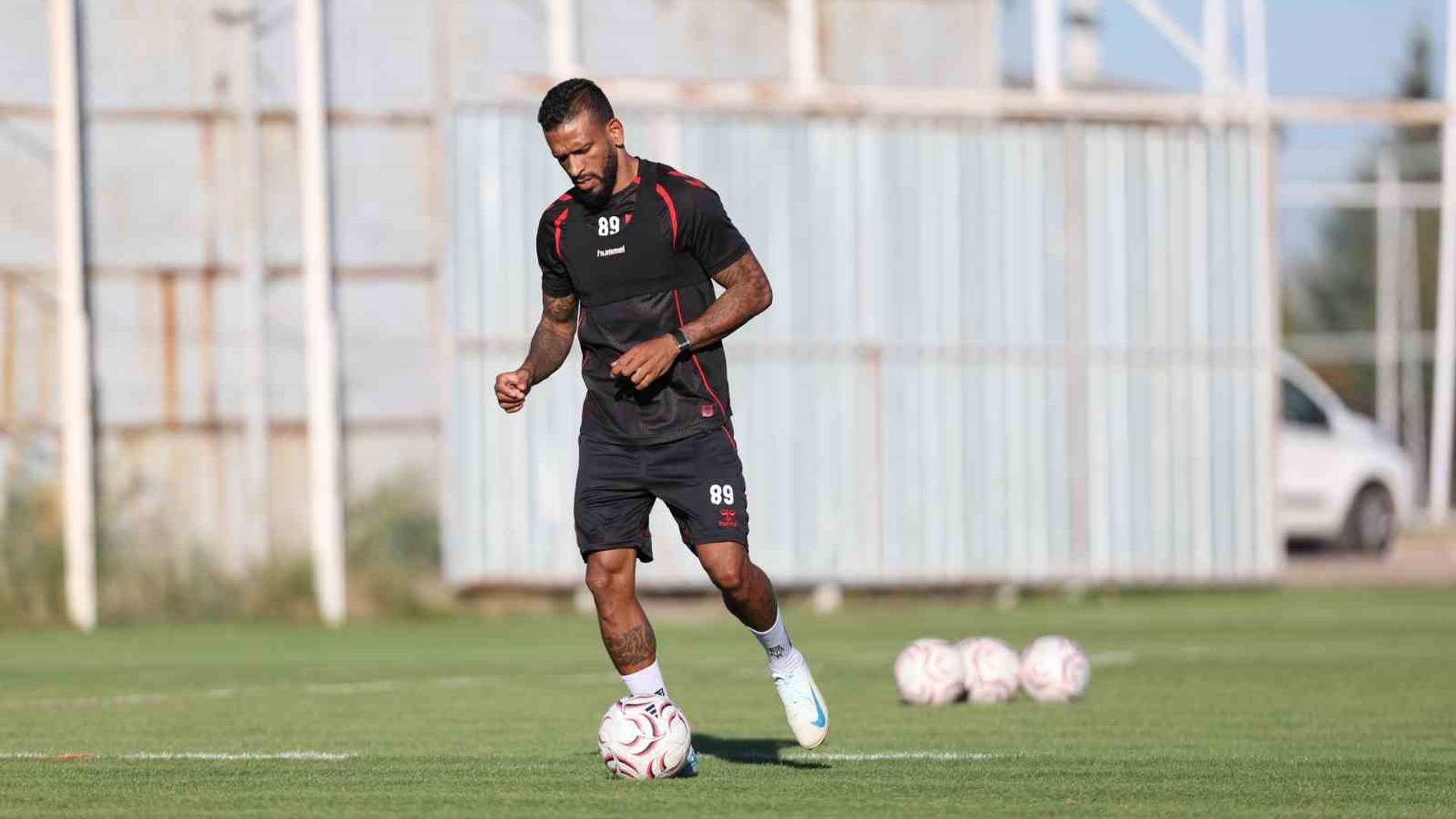 Sivasspor, Sivas’ta Muğlaspor karşılaşması öncesi pas, taktik ve çift kale çalışmalarını sürdürdü.