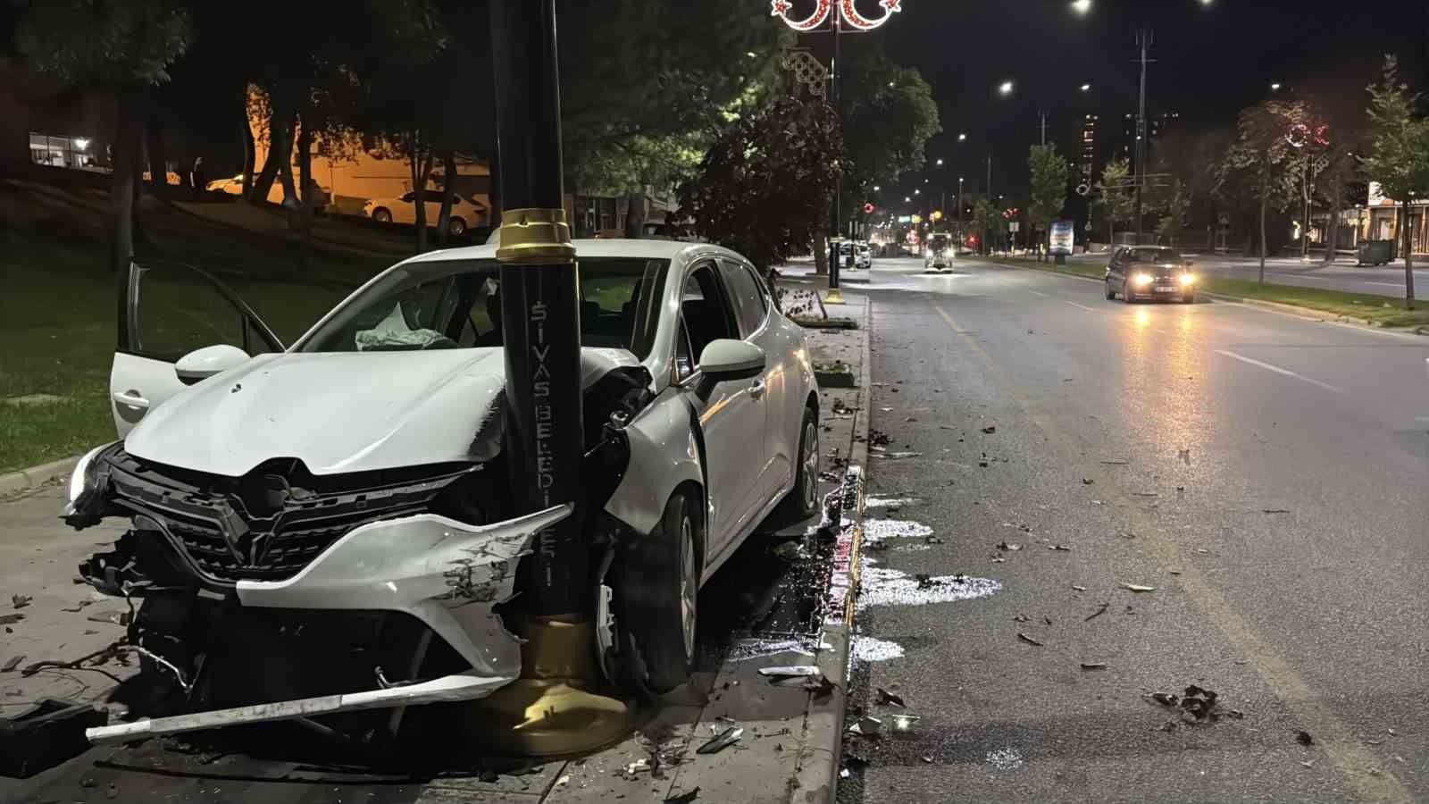 “direğe saplanarak durabildi”: Sivas’ta otomobil kazası