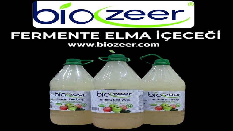 Siyah zemin üzerinde biozeer etiketli, yeşil kapaklı üç plastik bidon ve üstte elma içeceği yazısı görülüyor.