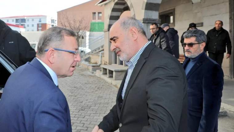 Kars Valisi Ziya Polat, kanaat önderi Seyit Ahmet Erdem'e taziye ziyaretinde bulundu - Birlik Haber Ajansı