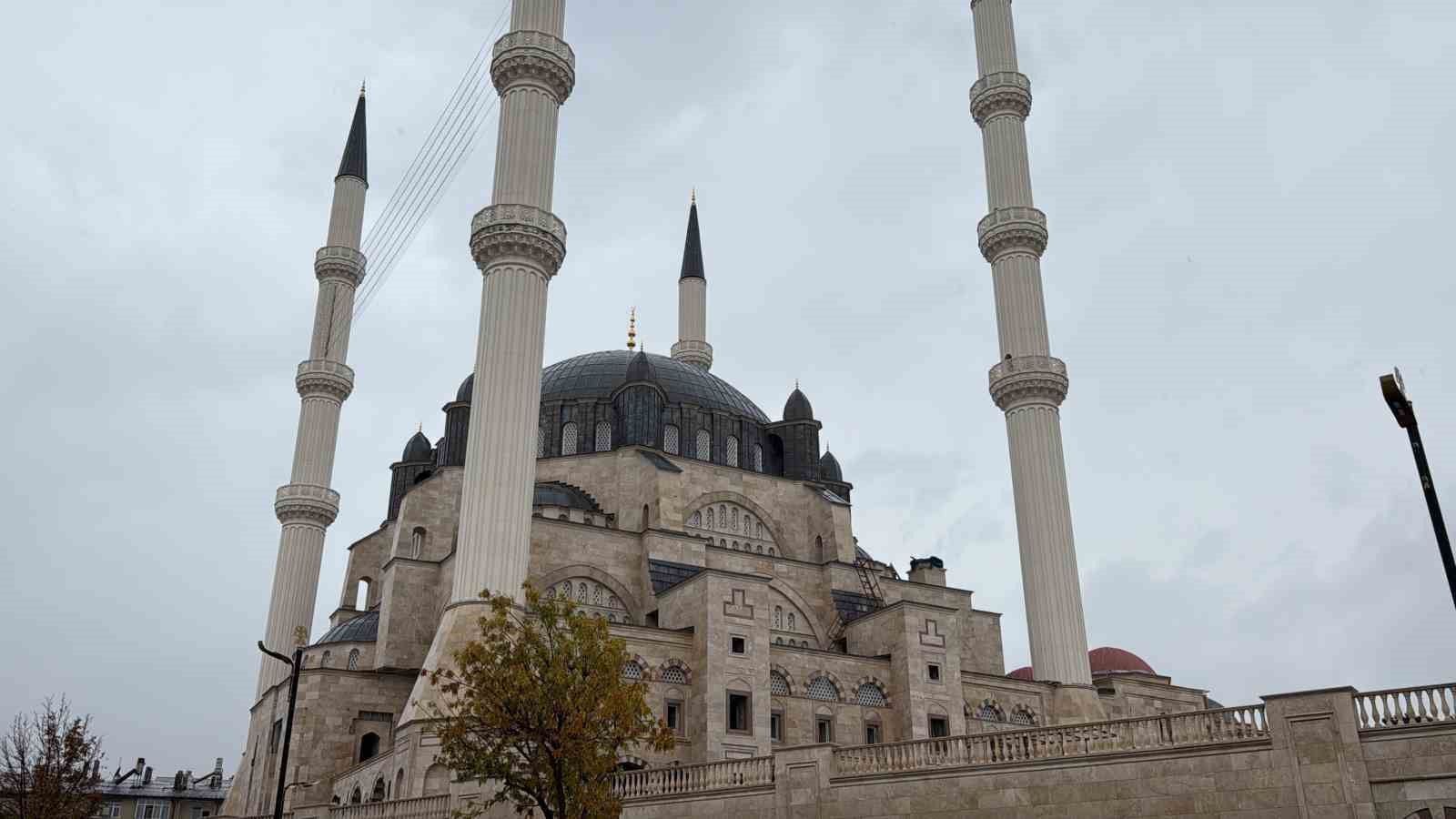 17 bin metrekarelik Merkez Camii’nde ilk ezan okundu