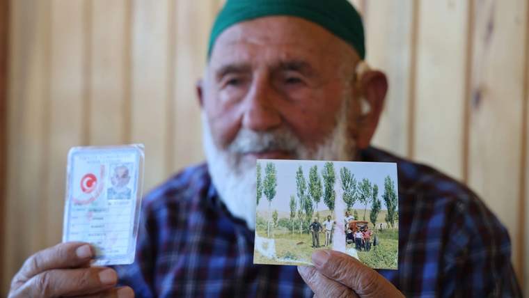 100 Yaşındaki Sivaslı Mahmut Şimşek’ten Sağlık Sırrı: “Her Gün Yoğurt ve Tereyağı Yiyorum”
