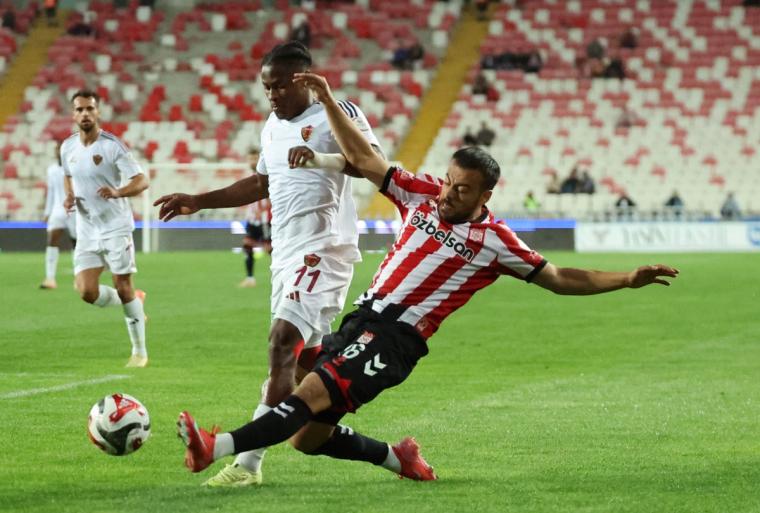 Trendyol 1. Lig'de Nefes Kesen Mücadele: Özbelsan Sivasspor - Hatayspor Maçı 1-1 Sona Erdi