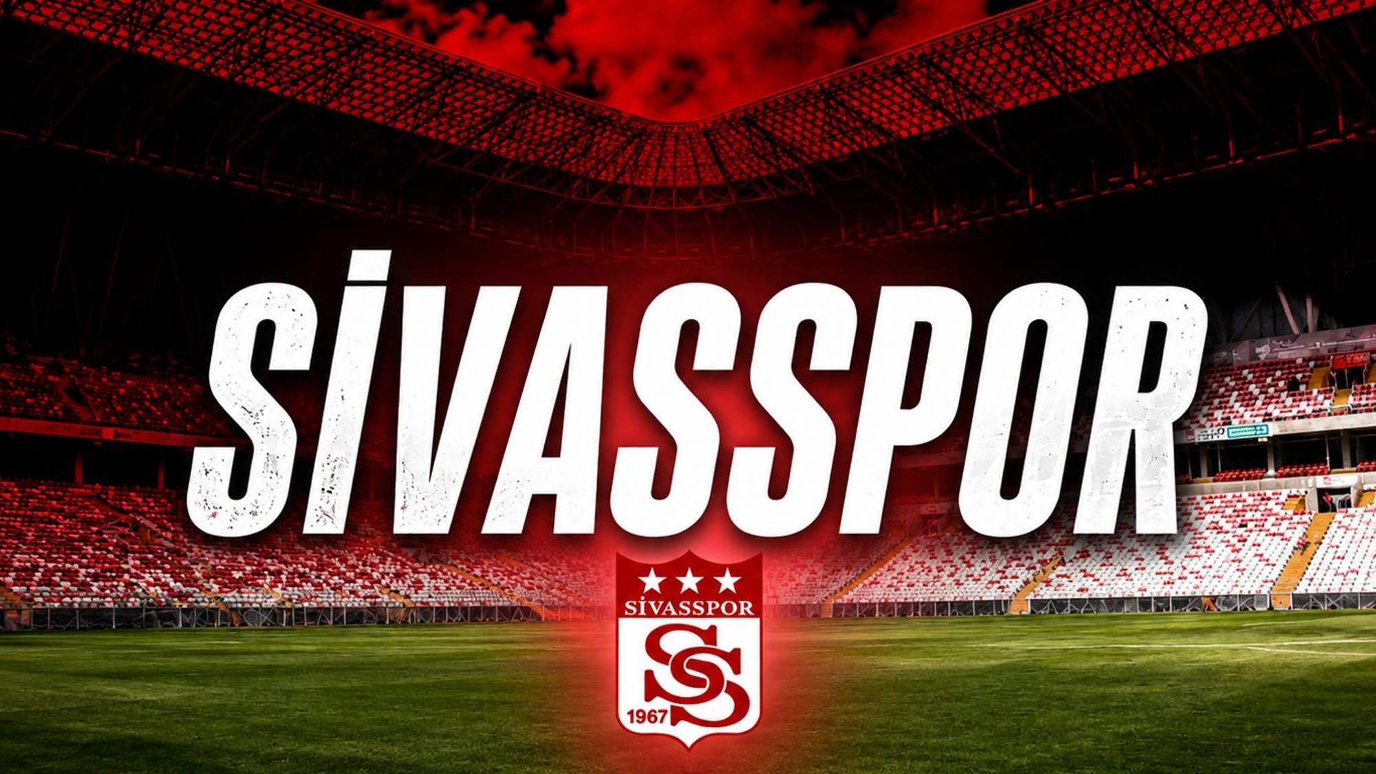 Tribünleri görünen futbol stadyumunun sahasında büyük Sivasspor yazısı ve kırmızı kulüp arması yer alıyor.
