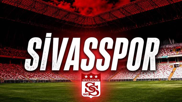 Tribünleri görünen futbol stadyumunun sahasında büyük Sivasspor yazısı ve kırmızı kulüp arması yer alıyor.