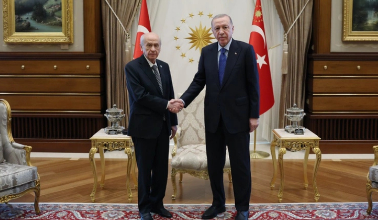 Cumhurbaşkanı Erdoğan ve MHP Genel Başkanı Bahçeli, Beştepe'de el sıkışıyor.