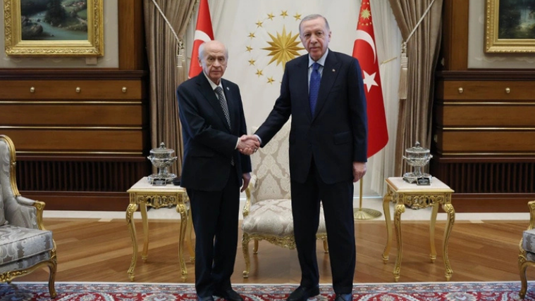 Cumhurbaşkanı Erdoğan ve MHP Genel Başkanı Bahçeli, Beştepe'de el sıkışıyor.