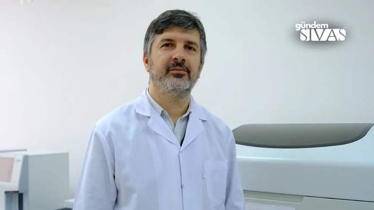 Beyaz önlük giymiş bir doktor, laboratuvar ortamında duruyor.