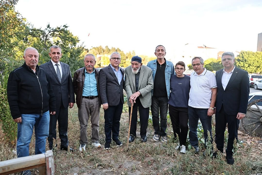 Sivas Valisi Yılmaz Şimşek, 98 Yaşındaki Kaya Bulut'u Evinde Ziyaret Etti