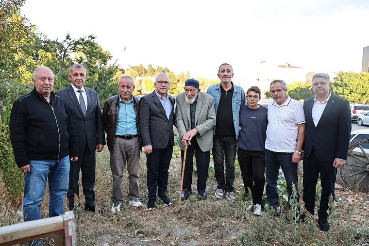 Sivas Valisi Yılmaz Şimşek, 98 Yaşındaki Kaya Bulut'u Evinde Ziyaret Etti