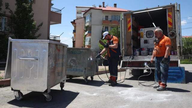 Sivas’ta Mahalleler Pırıl Pırıl Oluyor: Sokaklar Sabunla Yıkandı!