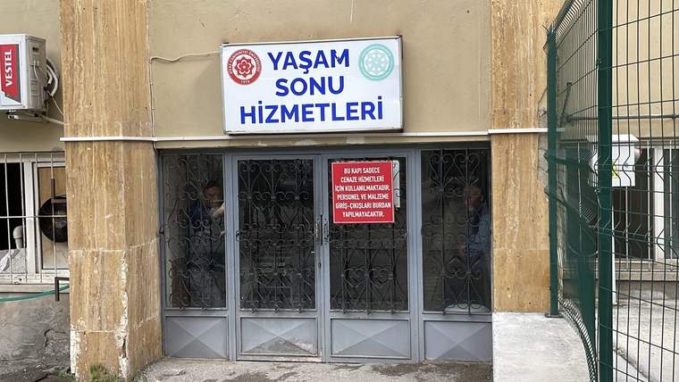 Üzerinde “Yaşam Sonu Hizmetleri” yazan tabelanın bulunduğu binanın demir kapılı girişi