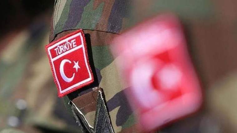 Kamuflaj üniforma üzerinde Türkiye bayrağı ve armayı içeren yamanın detayları görünmekte.