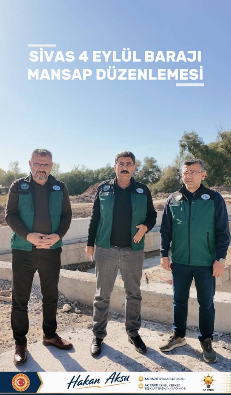 Açık alanda yeşil yelekli üç erkek duruyor; üst bölümde “Sivas 4 Eylül Barajı Mansap Düzenlemesi” yazısı yer alıyor.