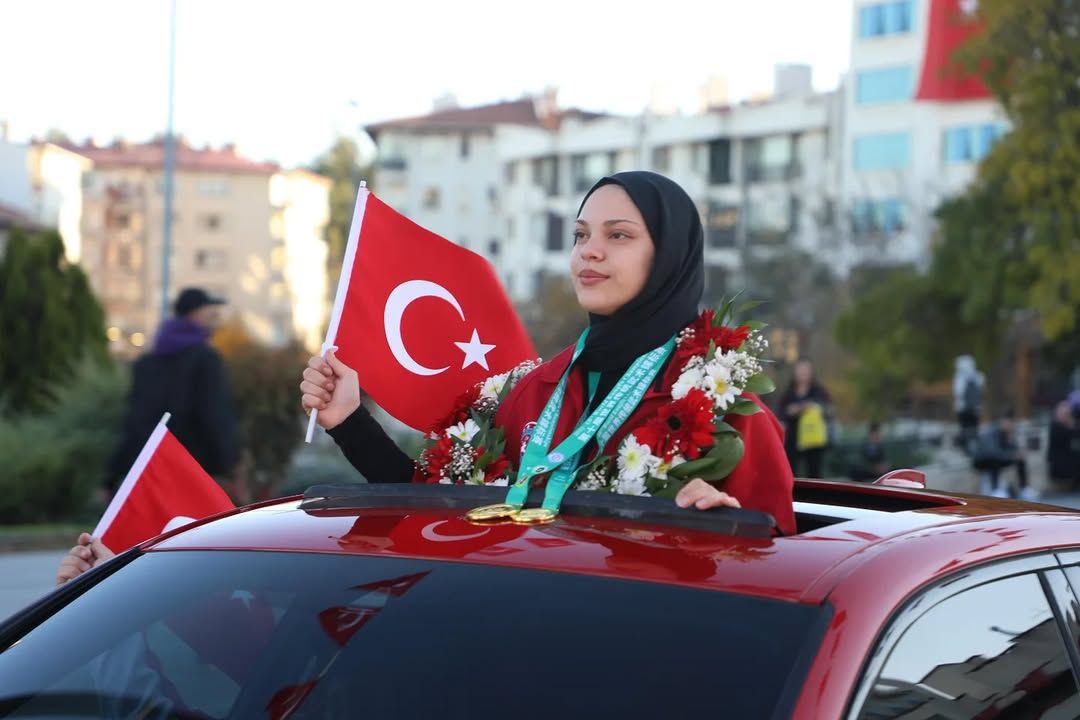 Sivas'ın Wushu Şampiyonu Afra Kılınç, Dünya Başarısıyla Memleketinde Coşkuyla Karşılandı